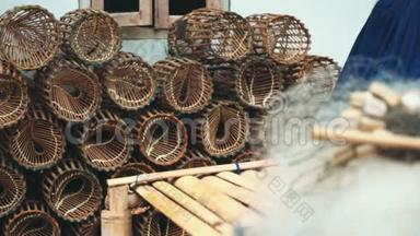 木制的鱼笼和网